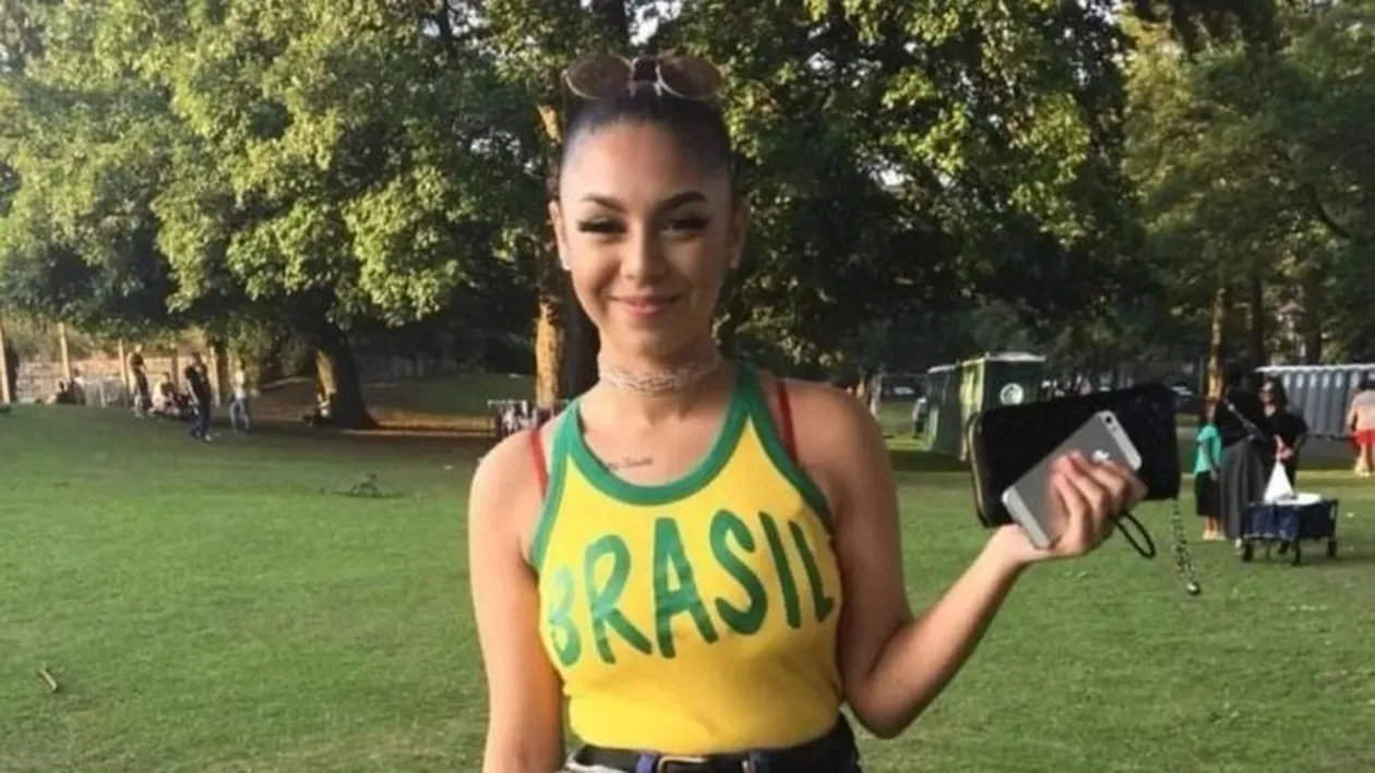 La doar 17 ani, Karina a fost înjunghiată în fața blocului! Detalii despre crima care a îngrozit întreaga țară