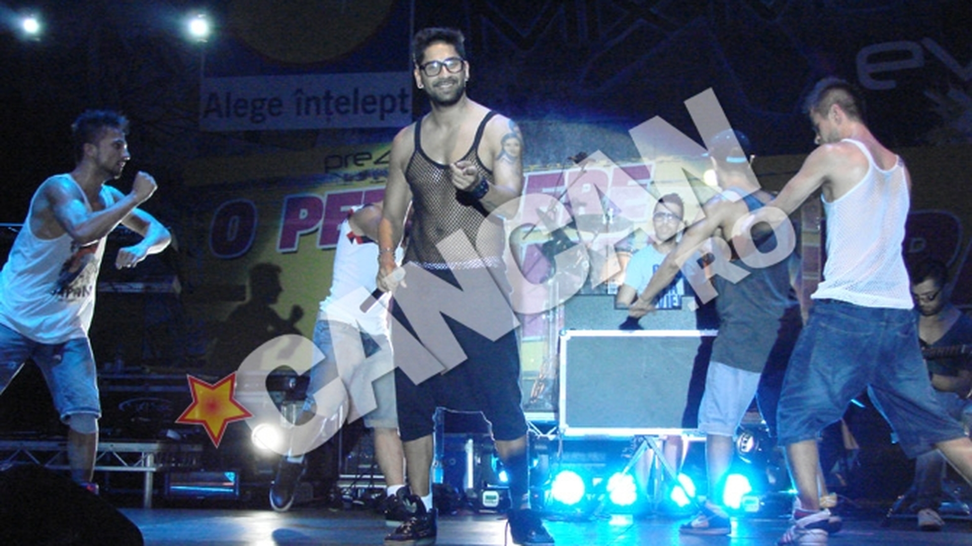 Connect-R nu pierde nici o ocazie sa-si expuna tatuajele sI pectoralii! Si-a tras maiou plasa ca sa-si arate bustul bine lucrat