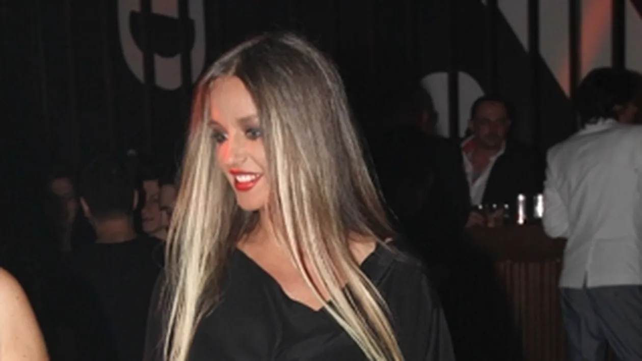 Prima aparitie publica a Taniei Budi, dupa declansarea scandalului cu Lucian Viziru! A intrat zambitoare, dar a stat toata noaptea pe canapea