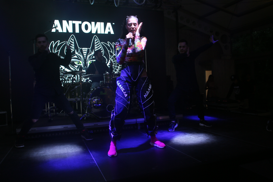 Antonia a comis gafa +18 a anului! A apărut pe scenă cu „intimitățile” la vedere