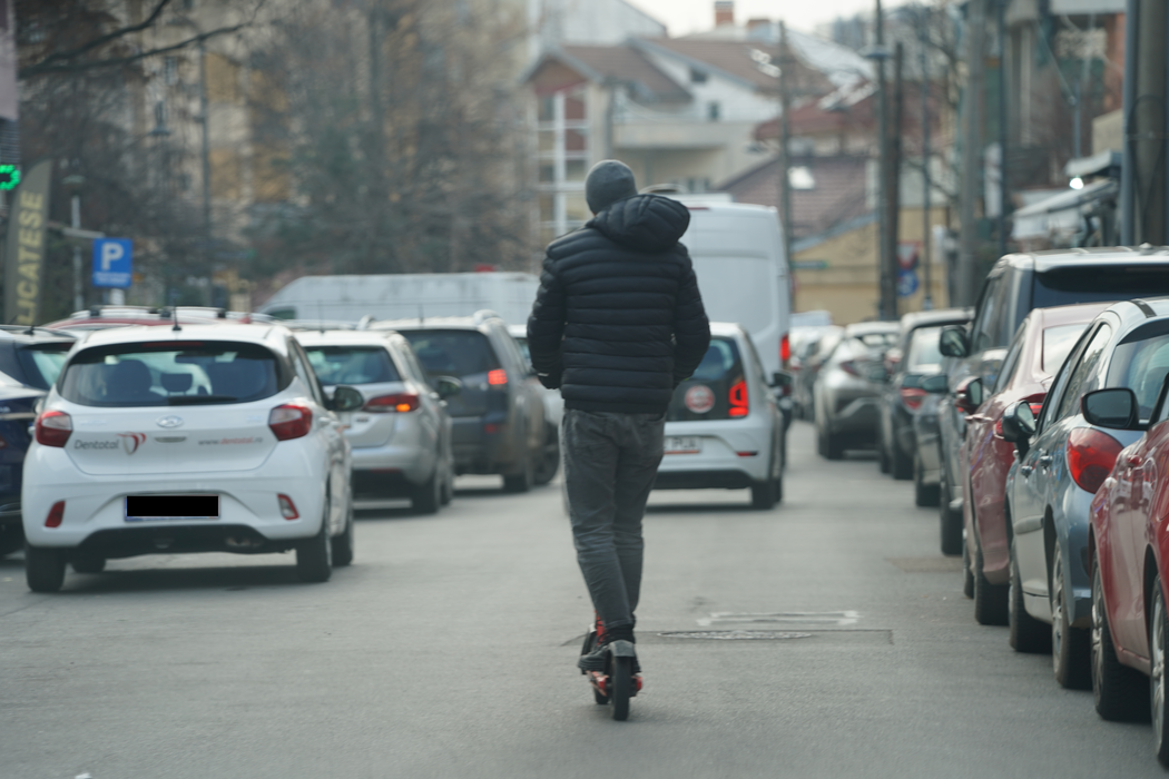 Lucian Viziru merge pe trotinetă/ Sursă foto: CANCAN.RO