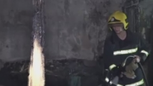 Panică într-un cartier din Târgu Mureş! Zeci de familii evacuate după ce un apartament a luat foc