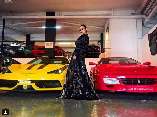 FOTO / Bella Hadid i-a înnebunit pe bărbaţi, dar pe iubitorii de animale i-a scandalizat! A pozat topless, în timp ce se giugiulea cu un căţel
