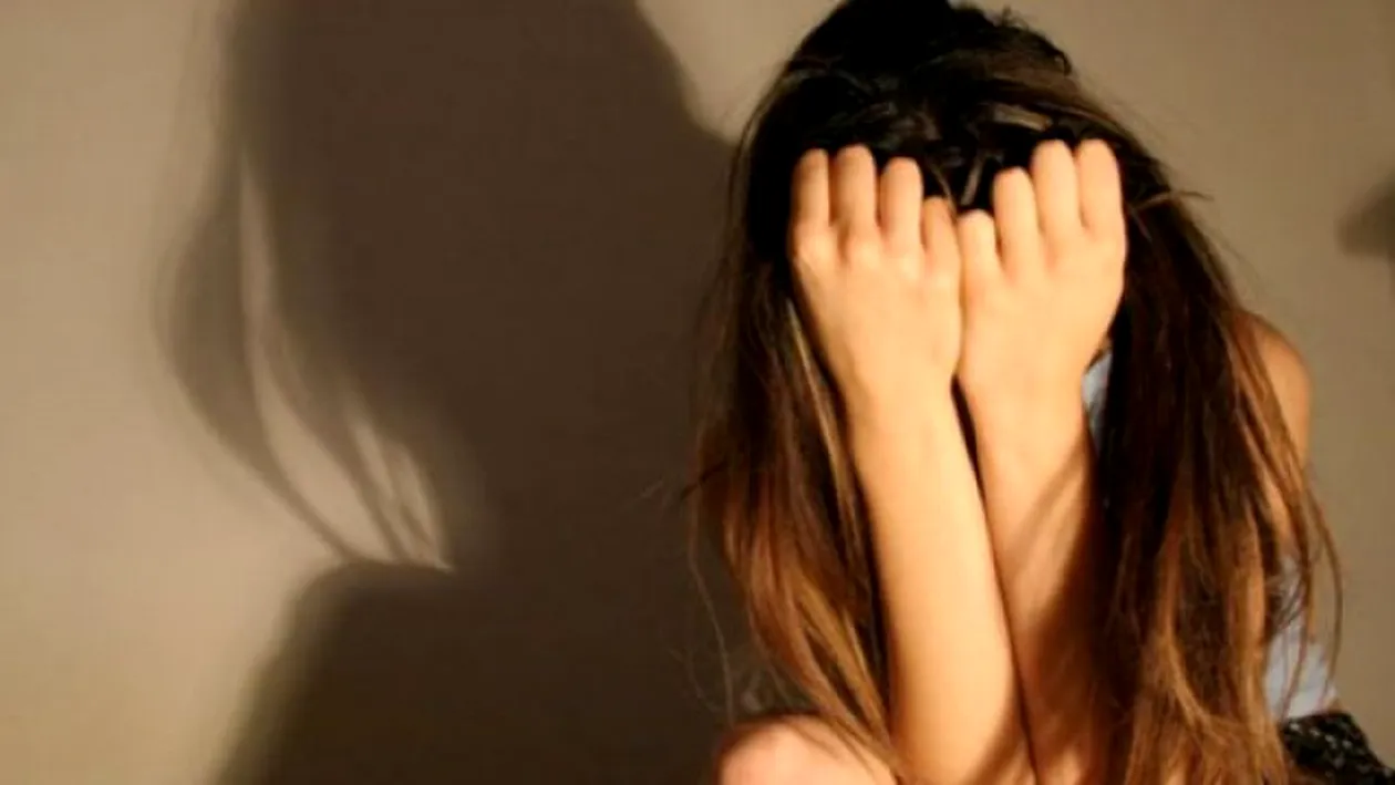 Marcată pe viață. O adolescentă în vârstă de 17 ani a fost violată de 10 bărbați. “Eram pe pat, dezbrăcată și...”