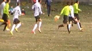 VIDEO In ligile inferioare de fotbal din Romania, mai periculos decat in ringul de box! Arbitru batut si fugarit de un jucator cu nervii la pamant