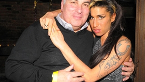 Tatal lui Amy Winehouse socheaza: "Vorbesc cu spiritul fiicei mele!"