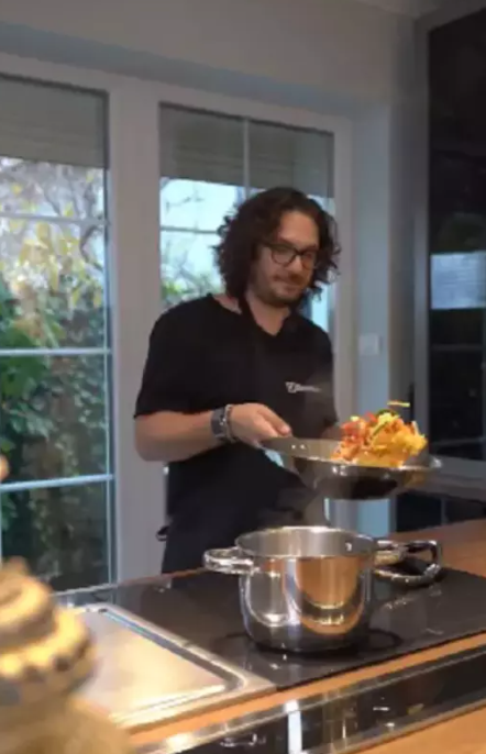 Cum arată casa lui Florin Dumintrescu. Bucătăria sa e asemănătoare cu cele din restaurante