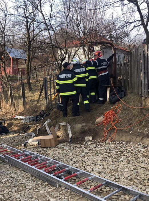Mobilizare impresionantă pentru salvarea femeii care a căzut în fântână, în localitatea Vârfuri, din Dâmbovița