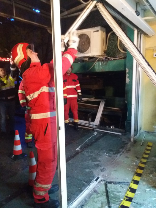 Un bărbat a intrat cu maşina în uşile de acces ale Spitalului Judeţean Craiova. Trei persoane au fost rănite. Șoferul a fost reținut