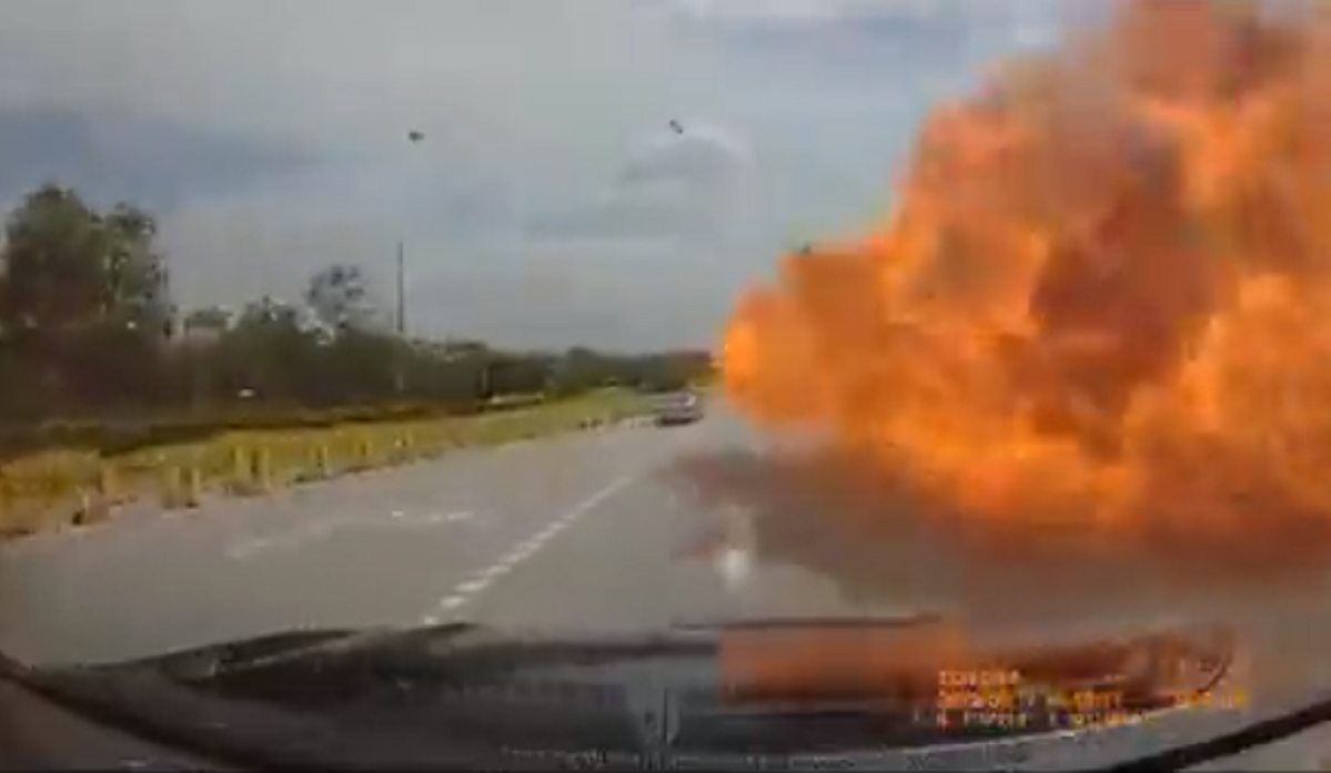 Zece oameni au murit, după ce un avion s-a prăbușit pe autostradă. Imagini cu impactul care a produs o tragedie națională