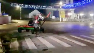 Un căruțaș din Botoșani a ajuns viral pe internet, după ce a făcut drifturi într-o intersecție din oraș | VIDEO