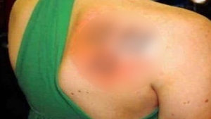 Nu i-a venit sa creada! A mers sa-si faca un tatuaj smecher. Cand s-a uitat in oglinda a inceput sa planga. "M-a nenorocit"