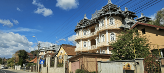 „Arhitectură japoneză comandată de pe Temu”. Cum au cucerit Balcanii palatele cu turnulețe ridicate în România