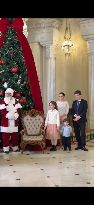 Party de Crăciun la Palatul Cotroceni: Nicușor Dan și Mirabela Grădinaru au primit colindători și cadouri, iar președintele s-a pozat imediat cu ele