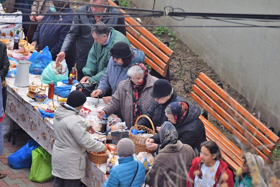 Zeci de oameni, la un praznic organizat în curtea unei biserici din Iași! Decizia polițiștilor în legătură cu iresponsabilitatea creștinilor în plină epidemie de coronavirus