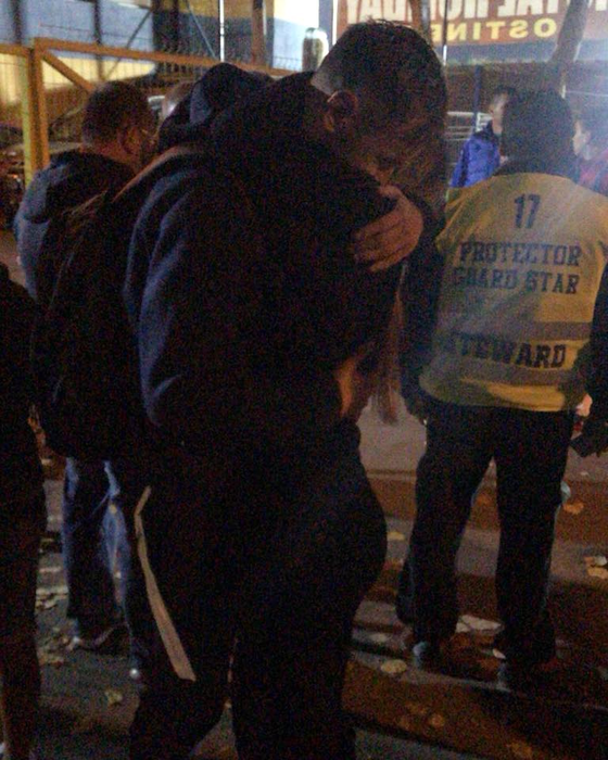 O îmbrățișare sinceră, după un meci reușit al lui Denis