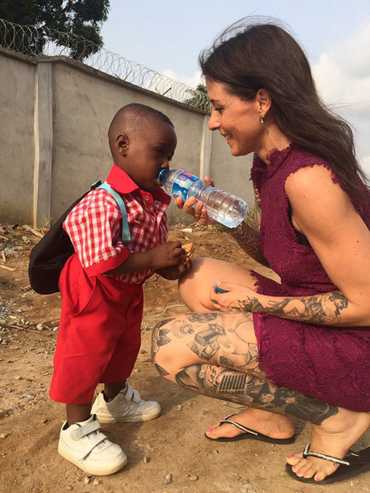 Îl mai ţii minte pe băieţelul din Nigeria lăsat să moară pe străzi? Aşa arată la un an de când a fost salvat