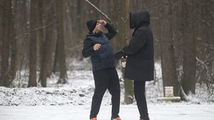 VIDEO EXCLUSIV. Le-am interceptat discuţiile din pădure! Doi foşti stelişti şi-au făcut planul în secret cum să pună mâna pe… Dinamo!