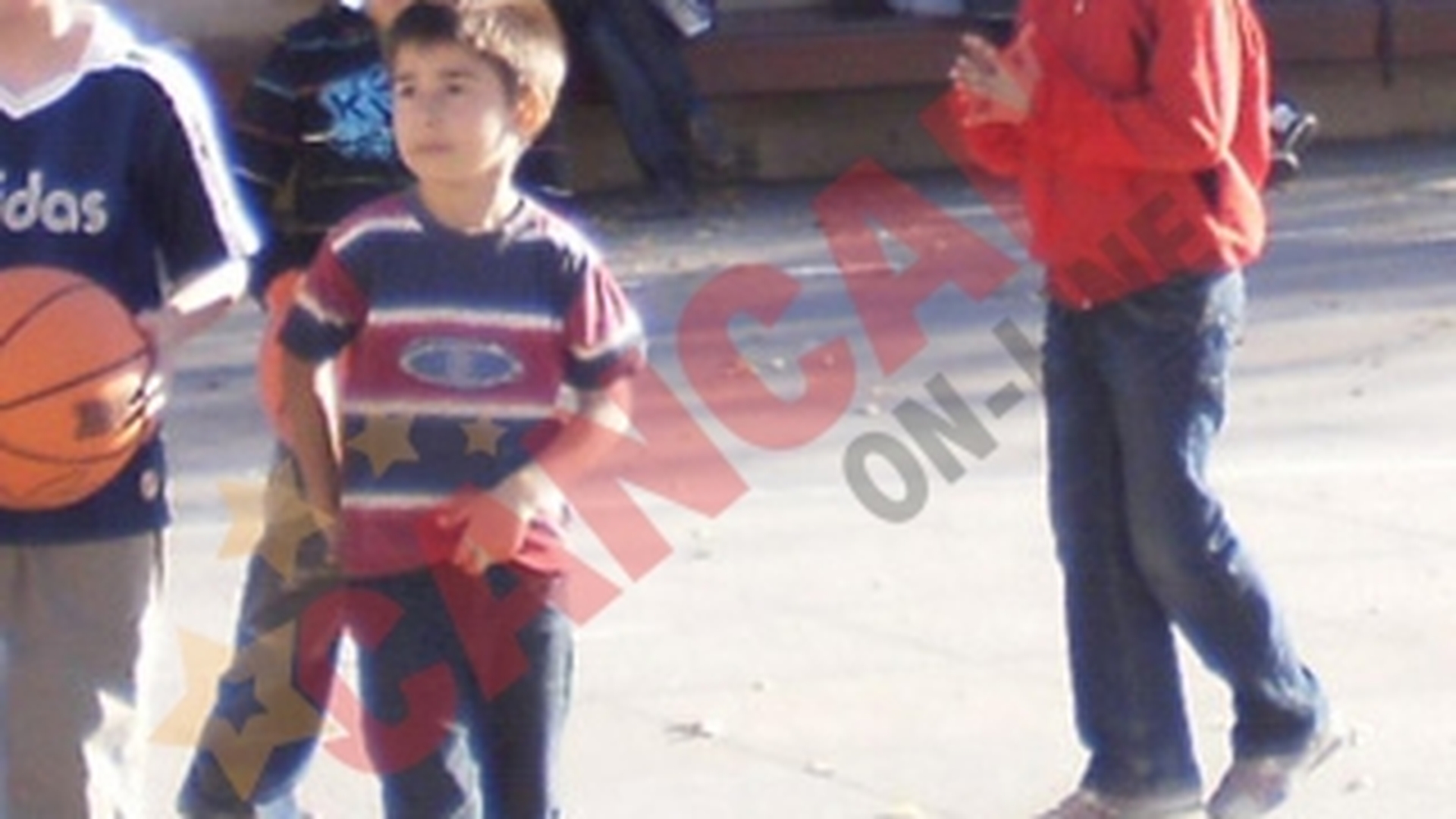 Copiii lui Sandu Neagu joaca baschet pe strada