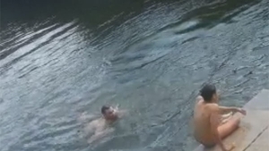 VIDEO INCREDIBIL Ce au facut mai multi tineri, in mijlocul zilei, intr-un parc din Capitala! Trecatorii s-au uitat ca la circ
