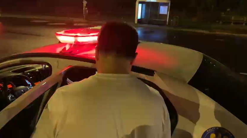 Șoferul urcă în mașina Poliției, pentru a fi transportat la INML (Foto: CANCAN.RO)