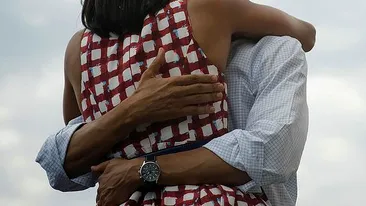 Fotografia cu Barack şi Michelle Obama îmbrăţişându-se este cea mai populară de pe Facebook