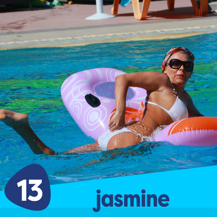 Jasmine, sexy și jucăușă la plajă