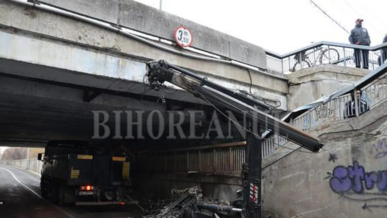 Un sofer a ramas blocat sub un pod pentru ca automacaraua pe care o conducea era mai inalta decat pasajul