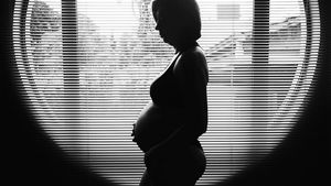 O fetiță de 4 ani, martoră la o crimă terifiantă. O tânără gravidă și-a ucis iubitul care voia să plece la o petrecere de Sfântul Ion