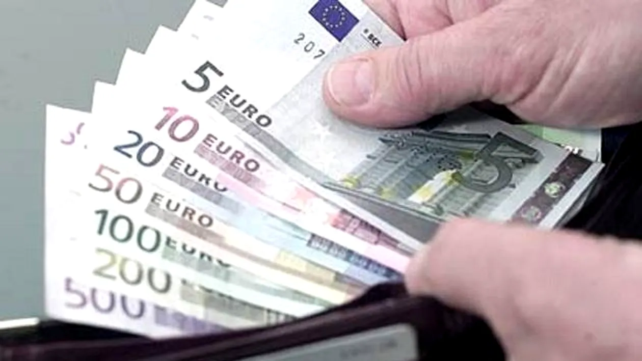 Un tânăr din Mehedinţi a găsit un portofel cu 700 de euro în el, pierdut de un preot! Ce a făcut preotul când bărbatul i-a înapoiat banii