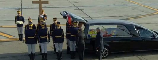 Cortegiul funerar a părăsit aeroportul Henri Coandă şi se îndreaptă spre Sinaia