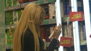 VIDEO Loredana Chivu a ajuns la fundul sacului? Face economii si isi cumpara vopsea de par din supermarket!