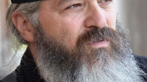 Sfaturile unui preot pentru cei care vor să se protejeze eficient de COVID-19: „O gură de ţuicuţă după ce ai luat...”