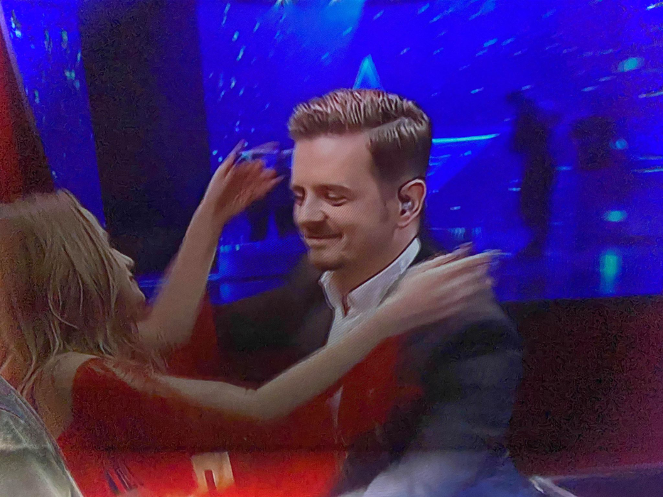 Mihai Petre a cedat! A mers la concurenta sexy de la Românii au Talent, a îmbrăţişat-o şi… Florin Călinescu a luat foc: “Elwira, am ceva să îţi spun”