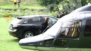 “Evadare” ca in filme! Butler si Ghenea au parasit pensiunea in care si-au petrecut prima noapte in Romania, cu un elicopter