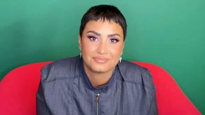 Demi Lovato, declarații-șoc: „Nu mă identific nici ca femeie, nici ca bărbat”. Cântăreața este dependentă de droguri și alcool