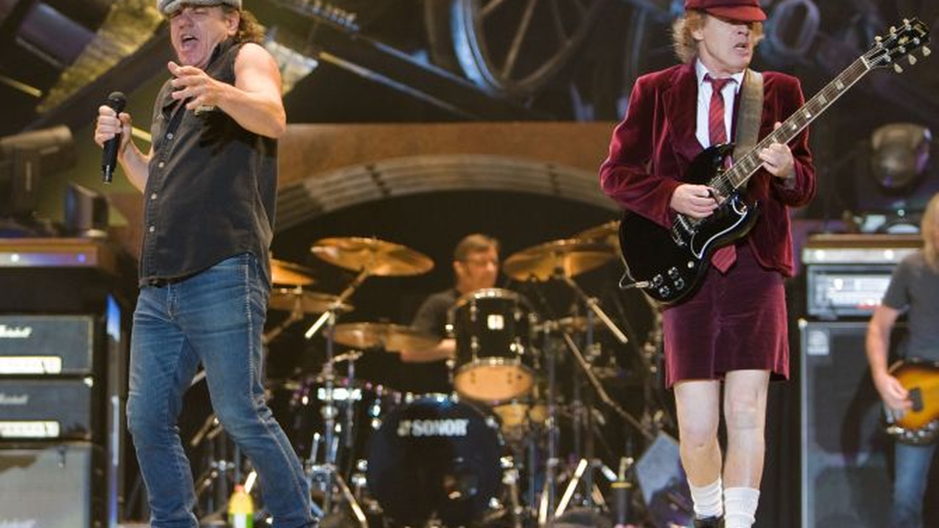 Un blogger credincios se teme de concertul AC/DC din aceasta seara ca de venirea Satanei pe Pamant!