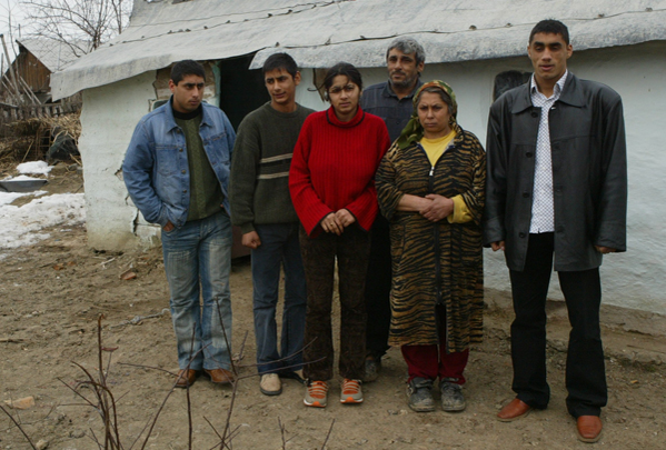 Bănel Nicoliţă, alături de familia sa, la casa părintească din Făurei