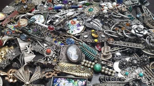 O femeie a cumpărat o pereche de cercei vechi la preț de chilipir, dar a rămas fără cuvinte când a aflat cât valorează