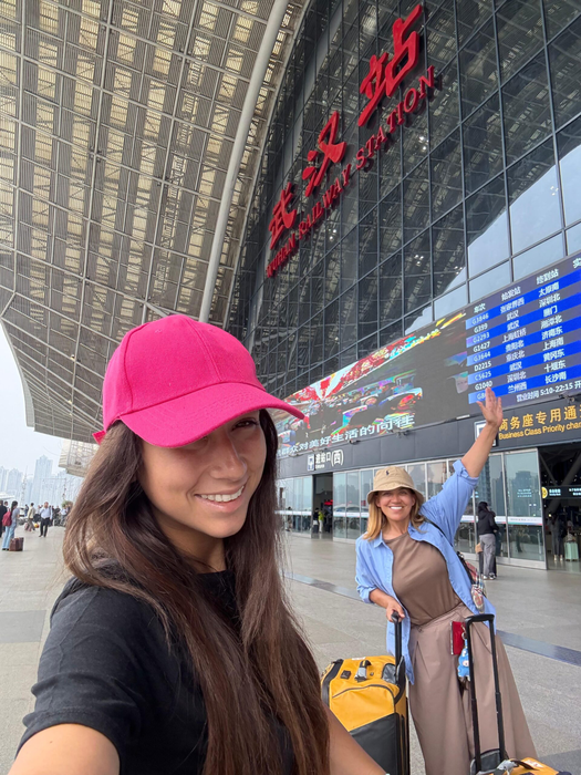 Surpriză pentru Mirela Retegan și Maya în China, după ce au cumpărat bilete la clasa I la tren: „Minune de la Dumnezeu”