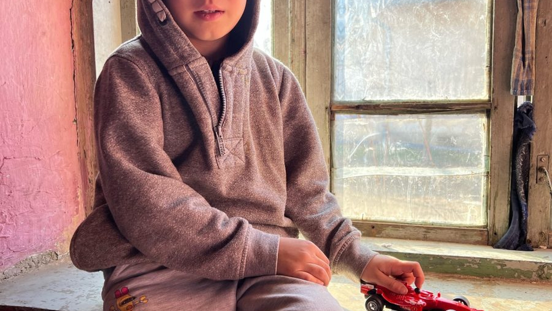 Povestea tristă a lui Ionuţ, băieţelul care se uită pe geam "cu porţia"