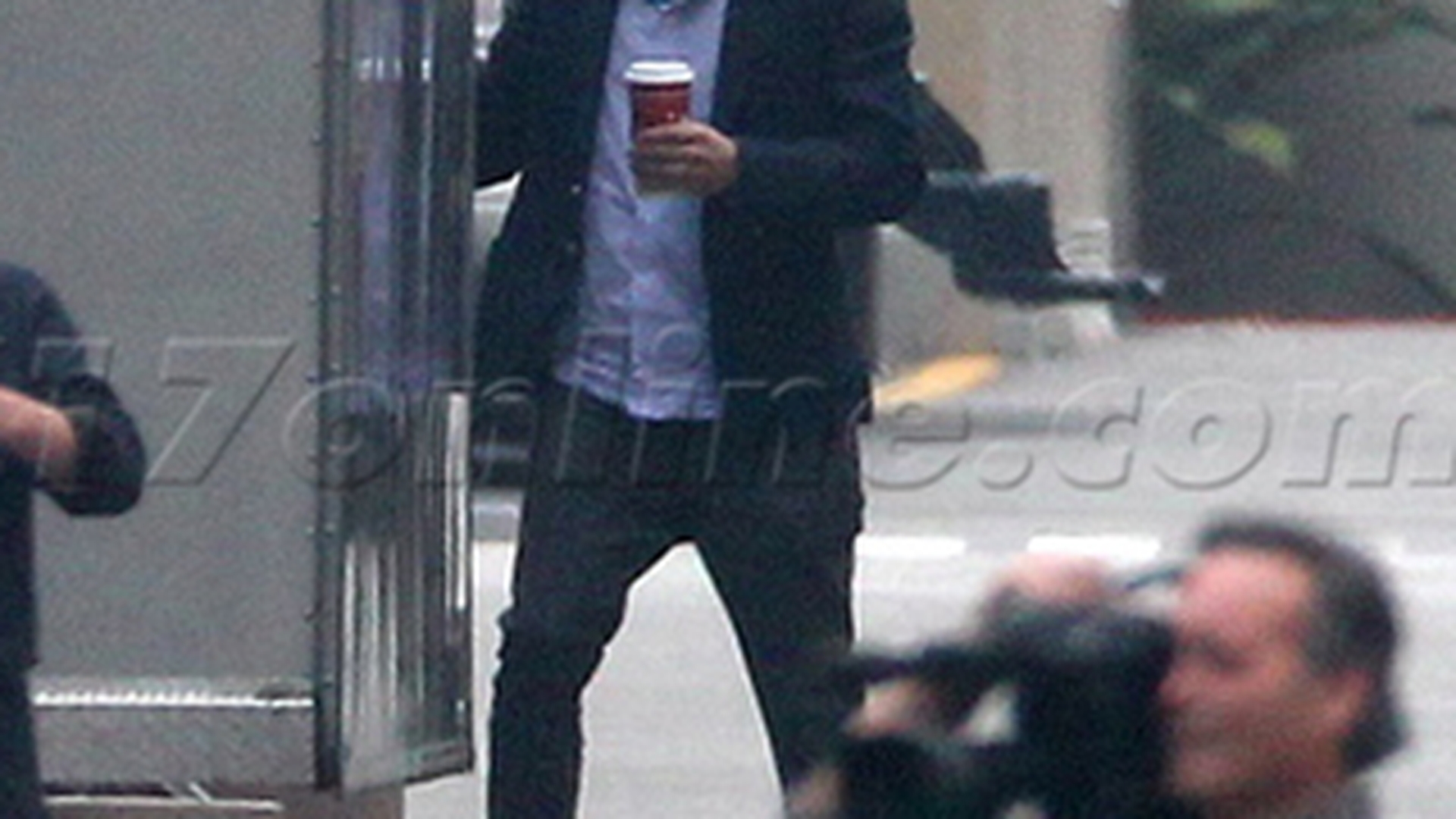 Ashton Kutcher, bucuros de oaspeti. In rulota cu fosta colega din "That 70's Show"