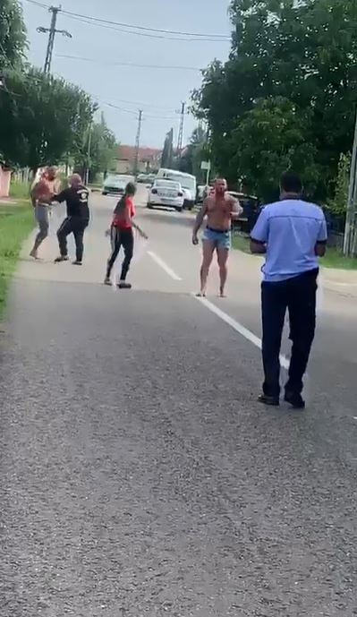Scene șocante între polițiști și mai mulți bărbați în județul Gorj! Agenții au scos armele și au fost înjurați de scandalagii: “Vrei să te bat cu pistolul în mână?”