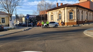 Alertă în Vâlcea! Un colet suspect, descoperit în fața prefecturii. Polițiștii, ofițerii SRI și ambulanțele au înconjurat zona