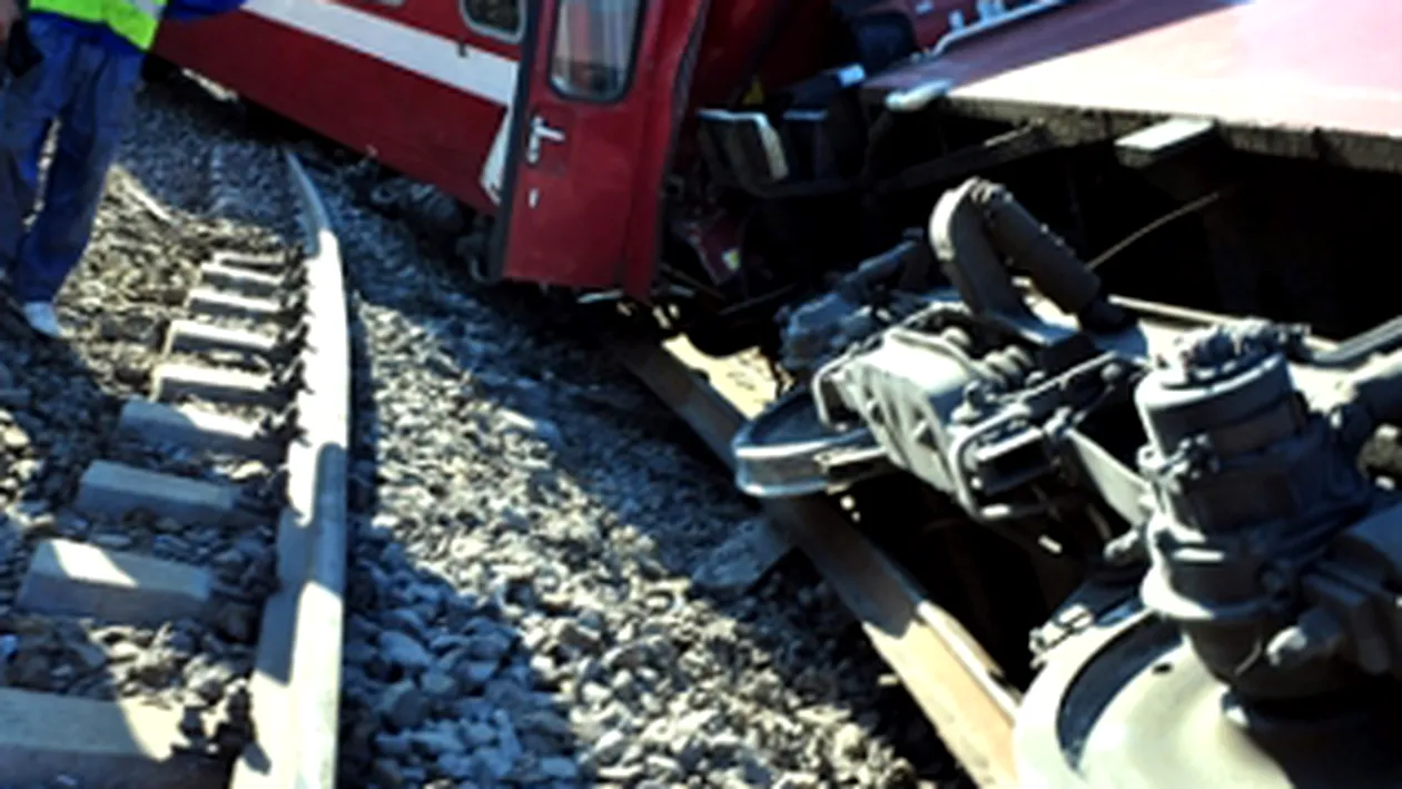 Patru persoane au murit dupa ce masina in care se aflau a fost lovita de un tren, la Iasi