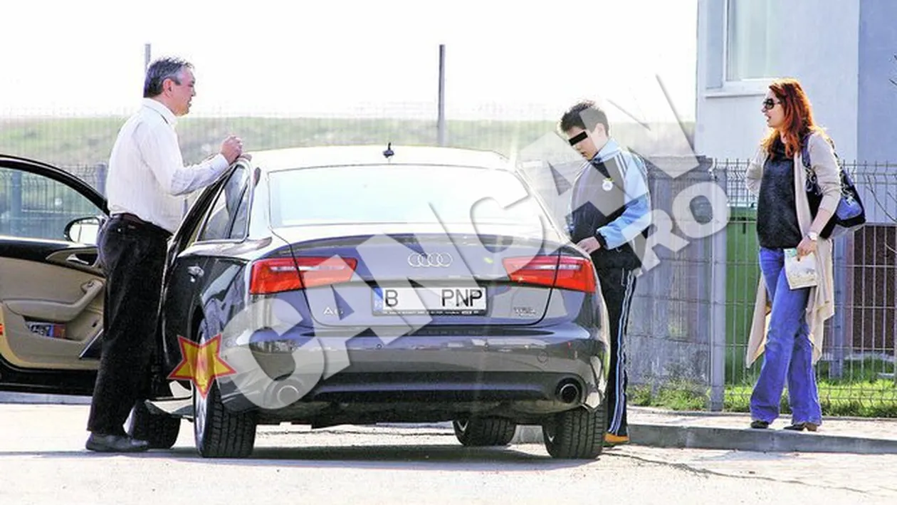 Ii merge bine dupa scandalul sexual care l-a scos din politica si l-a lasat fara nevasta! Isi plimba nepotul si isi ridica vila