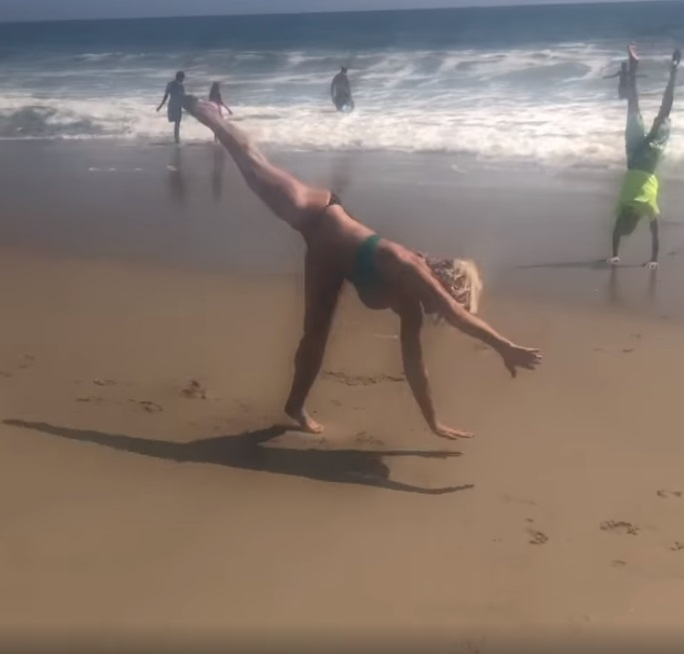 La 57 de ani, Nadia Comăneci arată senzațional în costum de baie! Gestul făcut pe plajă a devenit viral