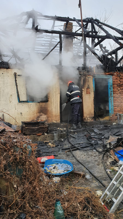 Un bătrân din Argeș a murit în casa cuprinsă de flăcări