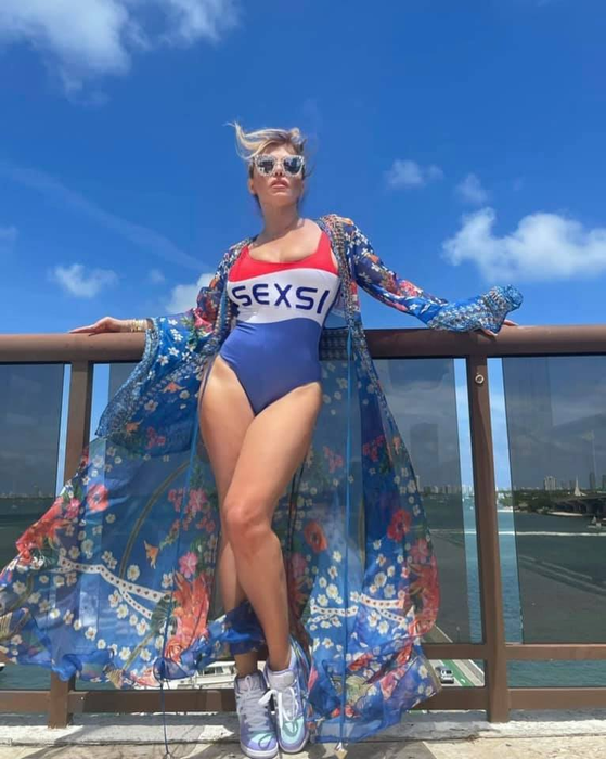 Loredana Groza împlinește 51 de ani astăzi! Ce ținută sexy a purtat la petrecerea de la care nu au lipsit manelele | VIDEO