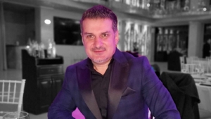 Adi de la Vâlcea a trecut prin momente cumplite. Ce s-a întâmplat între celebrul manelist și fratele său: „Nu vorbesc cu el”